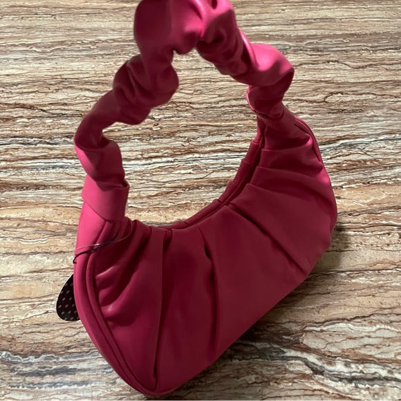 Olivia and Kate - Picture 4 of 6